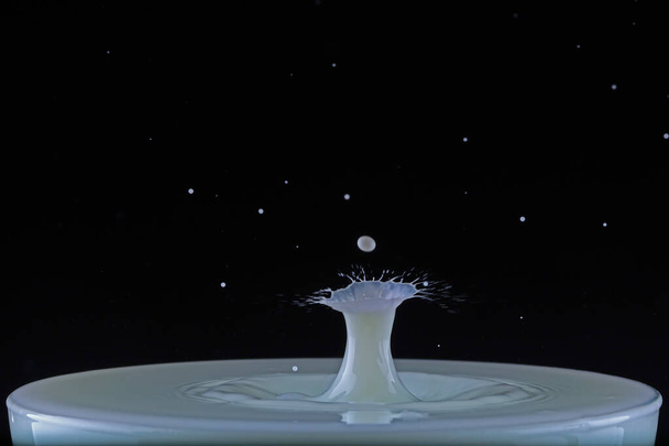 Μια σταγόνα γάλα πέφτει σε ένα φλιτζάνι - Φωτογραφία, εικόνα