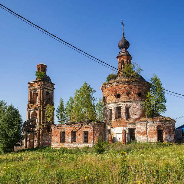 una chiesa ortodossa abbandonata, il tempio del villaggio di Luzhki, provincia di Kostroma, Russia. L'anno di costruzione è il 1840. Attualmente, il tempio è abbandonato. - Foto, immagini