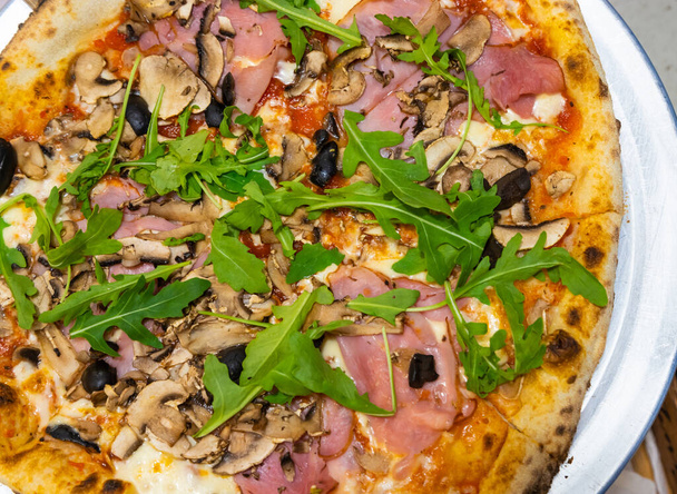 heiße hausgemachte Pfefferoni-Pizza fertig zum Essen. - Foto, Bild