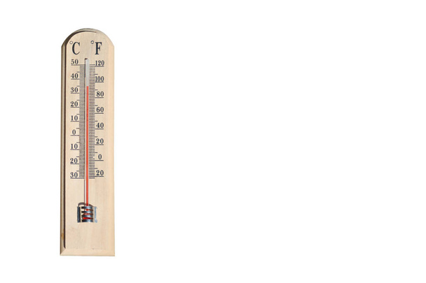 Thermometer zeigt hohe Sommertemperatur isoliert auf weißem Hintergrund mit Kopierraum - Foto, Bild