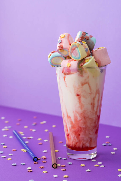Milkshake with fruit syrup and multicolored marshmallows - Fotoğraf, Görsel