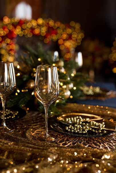 Empty glasses close up. Beautiful table setting with Christmas decorations in living room - Foto, Imagen