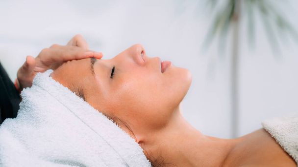 Жінка з масажем обличчя Аюрведи - Фото, зображення