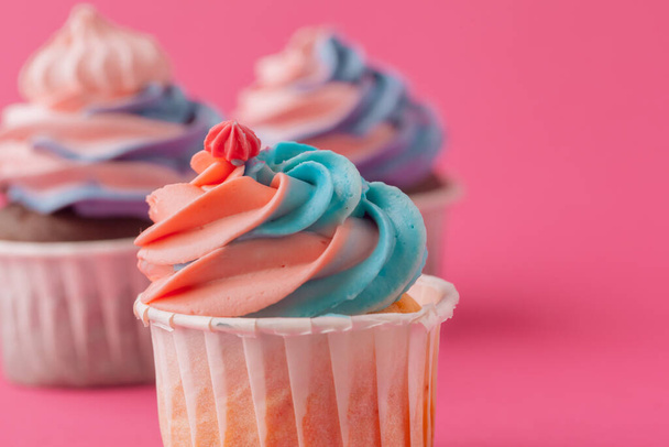 Tasty cupcakes sweets on pink background close up - Foto, Imagen