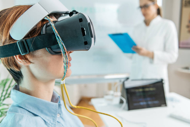 Realtà virtuale sessione di formazione biofeedback Combinazione VR e biofeedback per facilitare disturbi psicologici come ansia, PTSD e ADHD - Foto, immagini