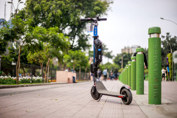 Scooter elétrico moderno estacionado no distrito de Miraflores de Lima, Peru - Foto, Imagem