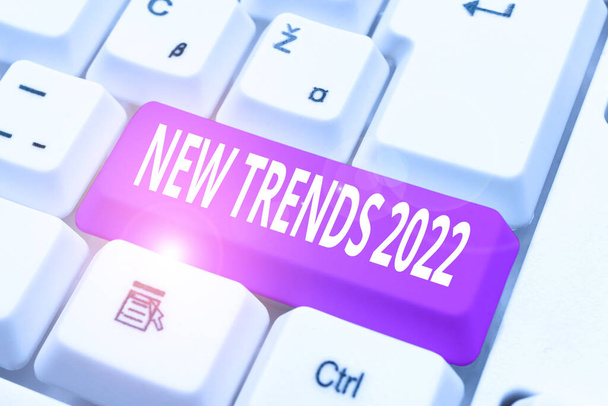 Tekst pokazujący inspirację Nowe trendy 2022. Słowo Wpisany na ogólny kierunek, w którym coś się rozwija Tworzenie nowego sklepu internetowego Biznes, wpisując listę towarów handlowych - Zdjęcie, obraz