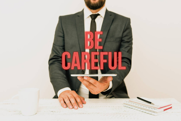 Bildunterschrift: Vorsicht. Unternehmensübersicht, die sicherstellt, dass potenzielle Gefahren vermieden werden, die Missgeschick oder Schaden verursachen. - Foto, Bild