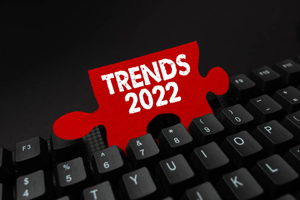 Tekenen weergeven van trends 2022. Zakelijk overzicht algemene richting waarin iets zich ontwikkelt of verandert Het invoeren van nieuwe productsleutel concept, Typen Film Ondertitel Software - Foto, afbeelding