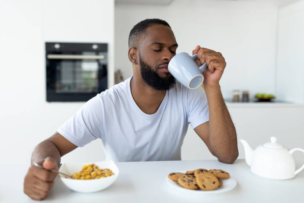 Homme noir souffrant d'insomnie boire du café - Photo, image