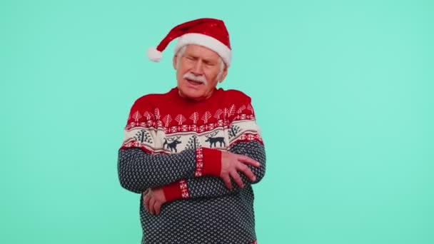 Rozčilený rozzlobený muž ve vánočním paroží zvedá ruce v rozhořčeném výrazu, hádající se konflikt - Záběry, video