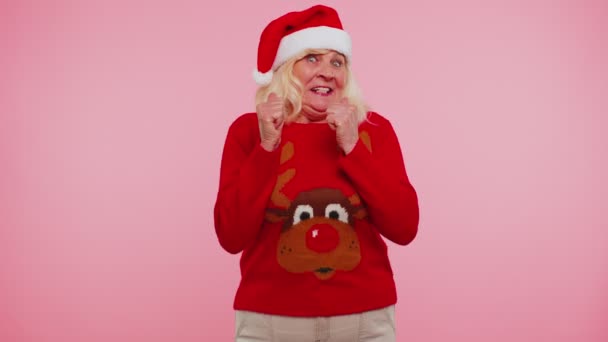 Abuela mujer en jersey de Navidad Santa gritando, celebrando el éxito, ganar, lograr goles - Imágenes, Vídeo