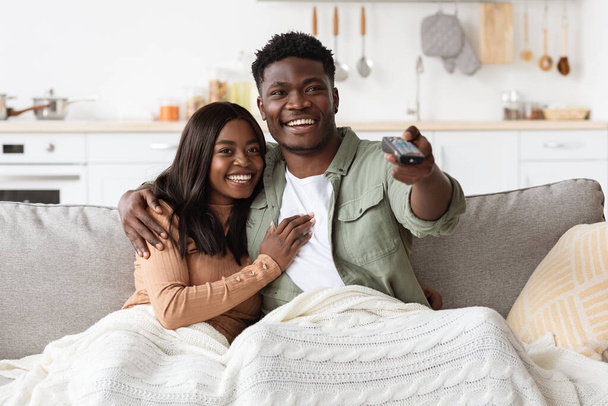 Alegre pareja afroamericana viendo televisión juntos en casa - Foto, Imagen