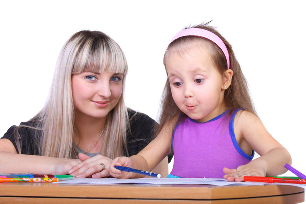 Baby tekenen samen met haar moeder - Foto, afbeelding