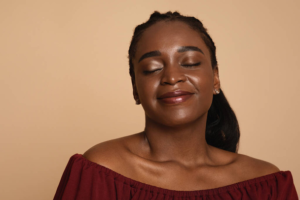 Closeup portrait of delighted black woman, copy space - Fotografie, Obrázek