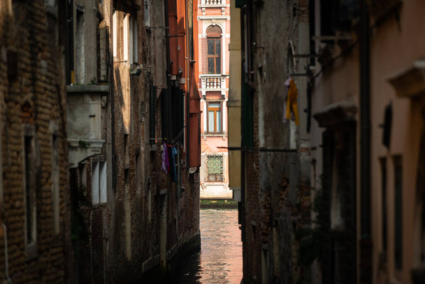 Narrow canal in Venice (Italy) on a sunny day in autumn, palace at canale grande in background - Foto, immagini