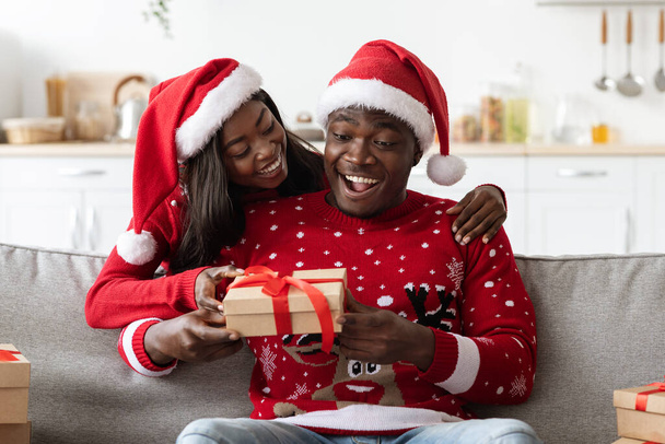 Любляча чорна леді вітає свого хлопця, святкуючи Різдво
 - Фото, зображення