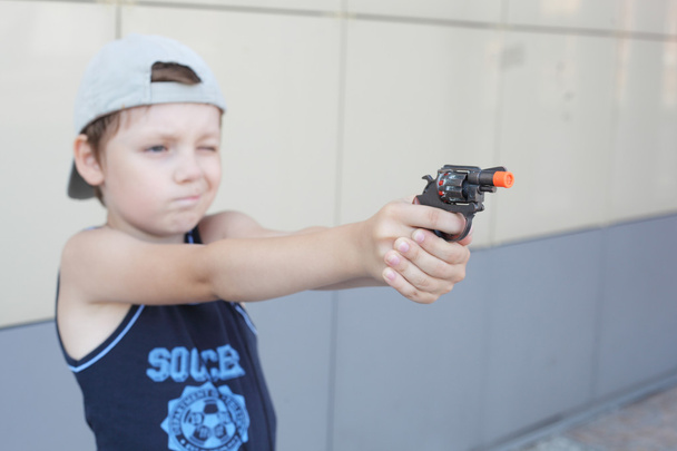 Little boy with the pistol - Zdjęcie, obraz