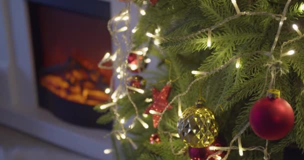 Mooi versierd kerstboom in woonkamer, close-up - Video
