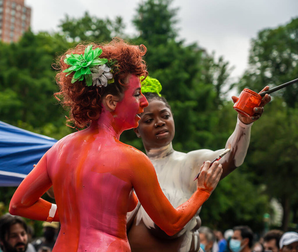 NEW YORK - JULY 25, 2021: Artists paint fully nude models of all shapes and sizes during 8th NYC Body Painting Day featuring artist Andy Golub at Union Square in New York - Fotografie, Obrázek