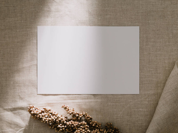 Tarjeta de invitación maqueta, plantilla de tarjeta de felicitación en blanco. Piso laico, estilo minimalista. - Foto, imagen