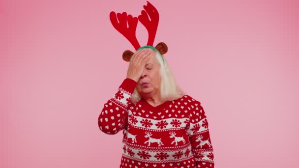 Rozrušená starší vánoční stařena dělá gesto dlaně, cítí se znuděná, zklamaná, špatný výsledek - Záběry, video