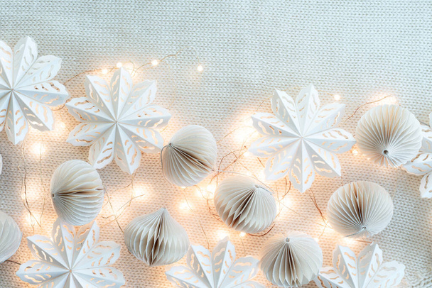 Fashionable eco-friendly Christmas tree toys made of paper, New Year's garland on a lamb wool fabric background. Eco friendly Christmas background. - Φωτογραφία, εικόνα