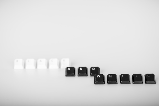 白地にコンピューターのキーボードのキーで形成された黒と白のテキスト - 写真・画像