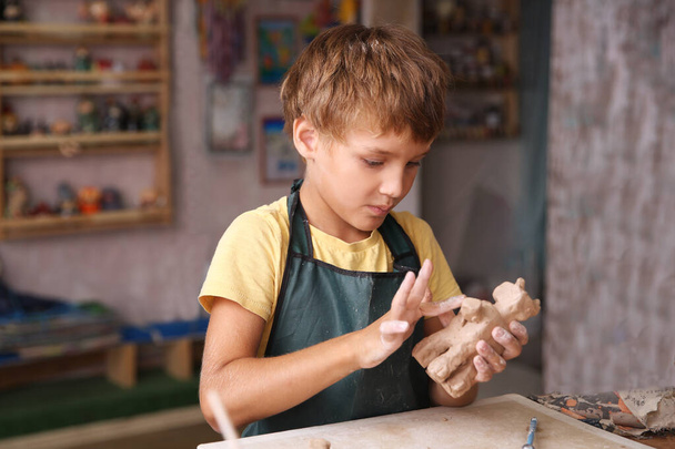 Kid sculpts clay crafts pottery school. - Foto, Bild