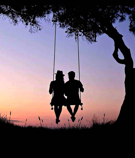 Dessin de Couple ou fille balançant du haut de la montagne avec fond de coucher de soleil illustration de silhouette modifiable - Vecteur, image