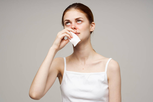 chora kobieta z zakażeniem grypą zbliżenie. Wysokiej jakości zdjęcie - Zdjęcie, obraz