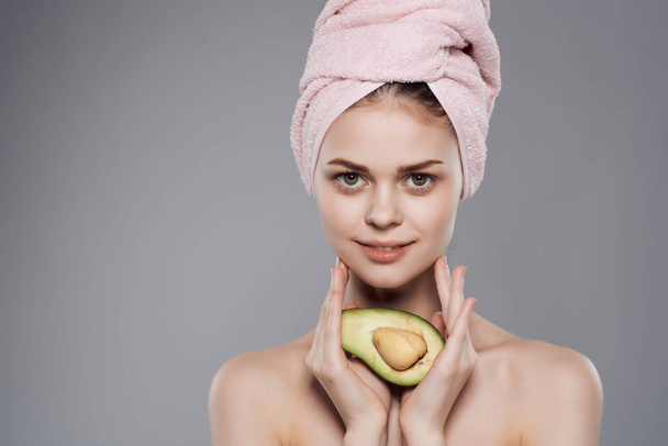 mooie vrouw met avocado poseren close-up. Hoge kwaliteit foto - Foto, afbeelding