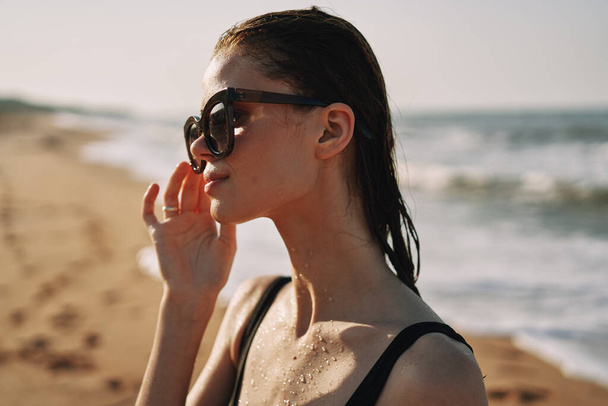 Vidám nő fekete fürdőruha óceán természet nyár tan - Fotó, kép