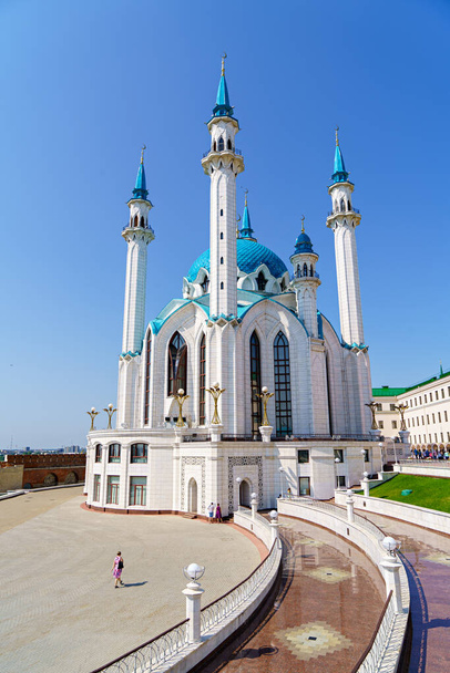 Kazan, Rusya. Kul Sharif Camii. Mavi minareleri ve kubbesi olan Kazan Kremlin bölgesinde bir cami. - Fotoğraf, Görsel