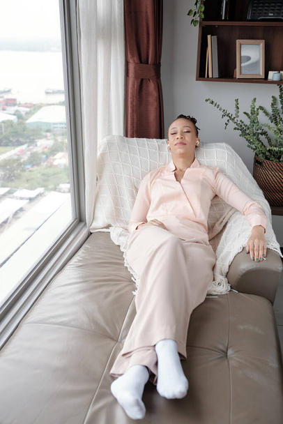Жінка розслабляється панорамним вікном
 - Фото, зображення