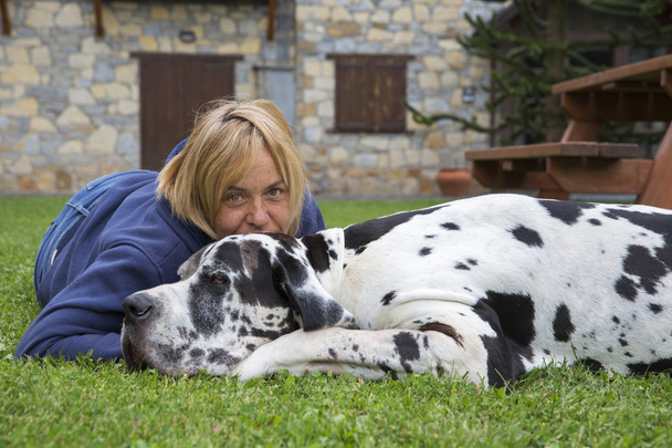 kadın ile köpek park yeşil çim üzerinde yalan - Fotoğraf, Görsel