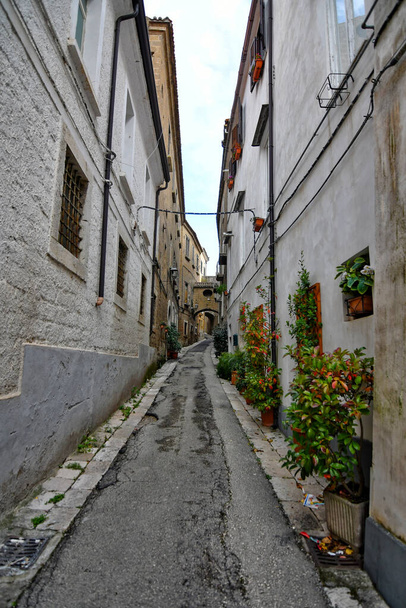 Узкая улица в Caiazzo, небольшая деревня в горах провинции Казерта, Италия. - Фото, изображение