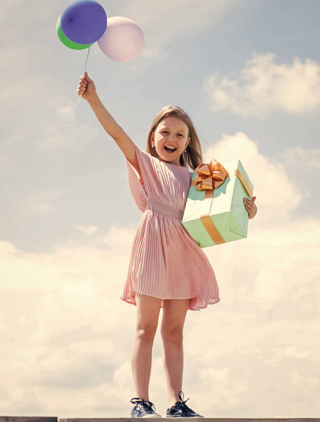 happy child with party balloons and present for holiday, shopping - Fotoğraf, Görsel