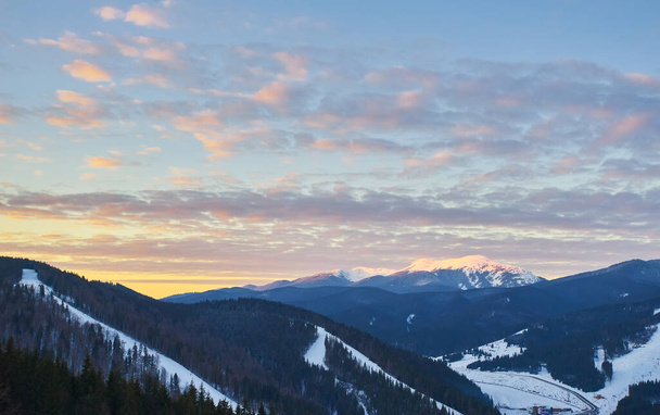 カルパチア山脈スキー場の美しい景色、冬の雪景色                                - 写真・画像
