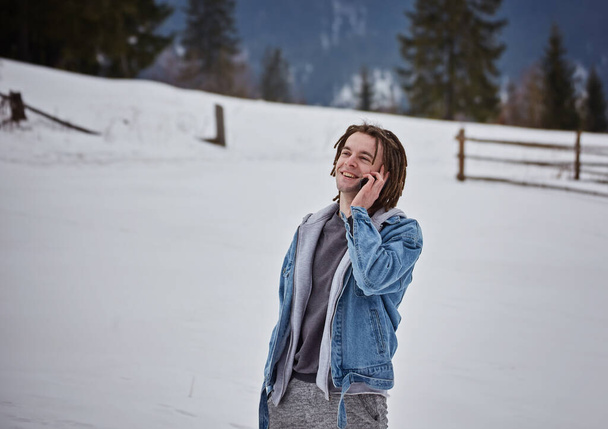 fiatal férfi csinál fénykép havas hegyvidéken - Fotó, kép