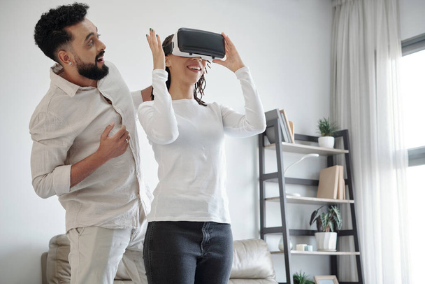 VRメガネで遊ぶカップル - 写真・画像