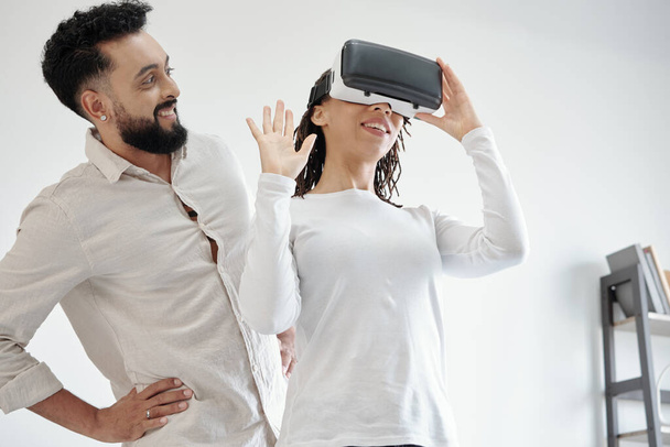 Hombre mirando a Girlfriend en VR Headset - Foto, Imagen