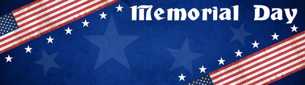 Panorama del banner de fondo del Día de los Caídos - Bandera de estados unidos y letras blancas aisladas sobre textura rústica azul oscura, con espacio para texto - Foto, imagen