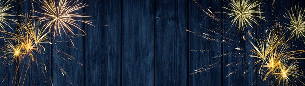 HYVÄÄ UUSI VUOSI Silvester Party Festival tausta banneri panoraama pitkä onnittelukortti ilotulitus maalaismainen sininen puinen rakenne, jossa tilaa tekstille - Valokuva, kuva