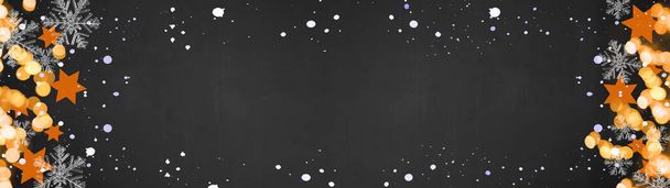 Bannière festive de Noël / Avent Panorama, gabarit de carte - étoiles orange, lumières bokeh, cristaux de glace et flocons de neige enneigés, isolés sur une texture de nuit noire sombre, avec espace de copie - Photo, image