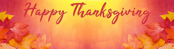 Feliz Dia de Ação de Graças / Outono panorama banner fundo - Folhas outonais caídas coloridas na textura da mesa de madeira rústica, vista superior, iluminado pelo sol - Foto, Imagem