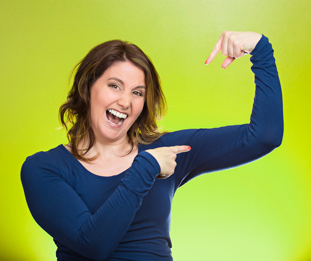 Donna flessione muscoli mostrando, mostrando la sua forza
 - Foto, immagini