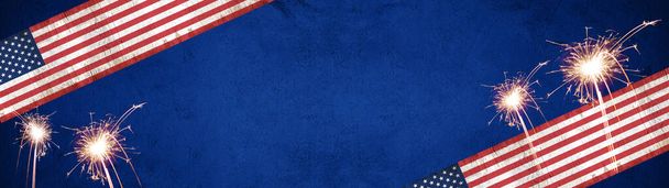 Szczęśliwego 4 lipca, nowy rok, srebrzysty lub inny świąteczny baner panoramiczny - flaga amerykańska na drewnianej rustykalnej fakturze vintage z iskrami, odizolowana na rustykalnej granatowej fakturze - Zdjęcie, obraz
