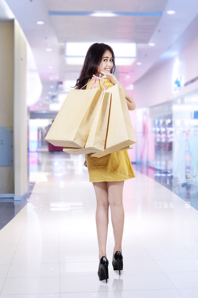 mutlu müşteri holding alışveriş torbaları - Fotoğraf, Görsel