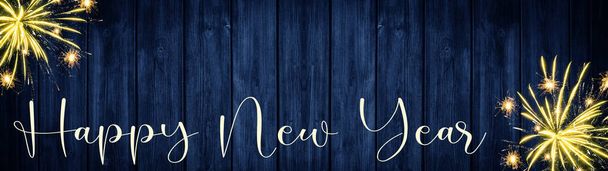 Hyvää uutta vuotta Ilotulitus tausta banneri panoraama pitkä- Kultainen ilotulitus ja bokeh valot maalaismainen sininen puinen rakenne, tilaa tekstiä - Valokuva, kuva